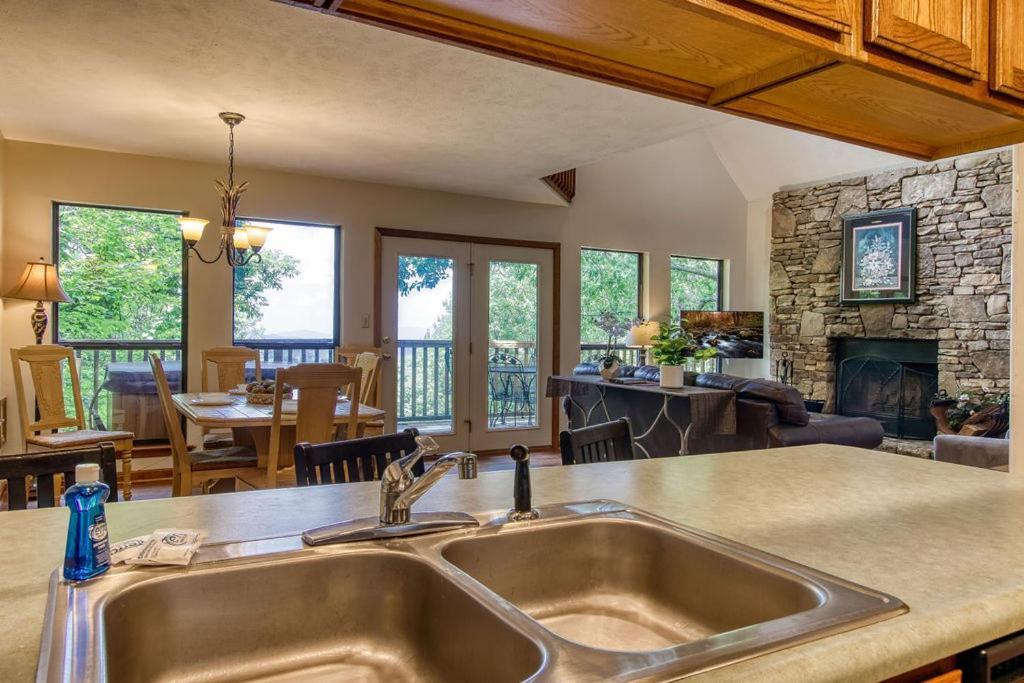 Serenity Heights, Amazing Views, Hot Tub Pool Access, 1089 Free Tickets Each Paid Day, Dollywood Gatlinburg Extérieur photo